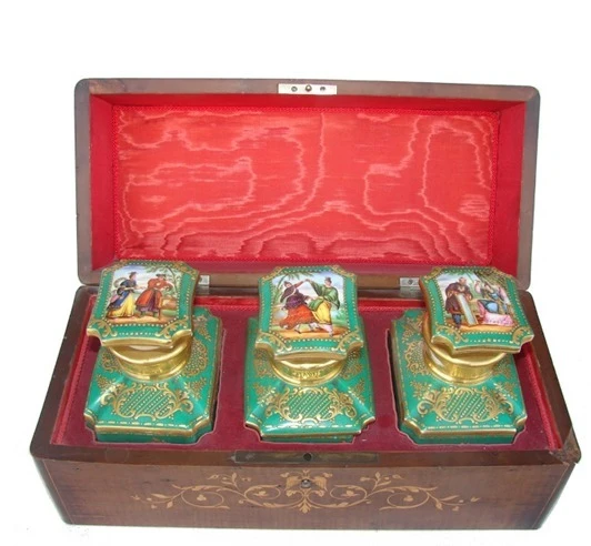 مجموعة مكونة من ثلاث أوعية شاي من البورسلين