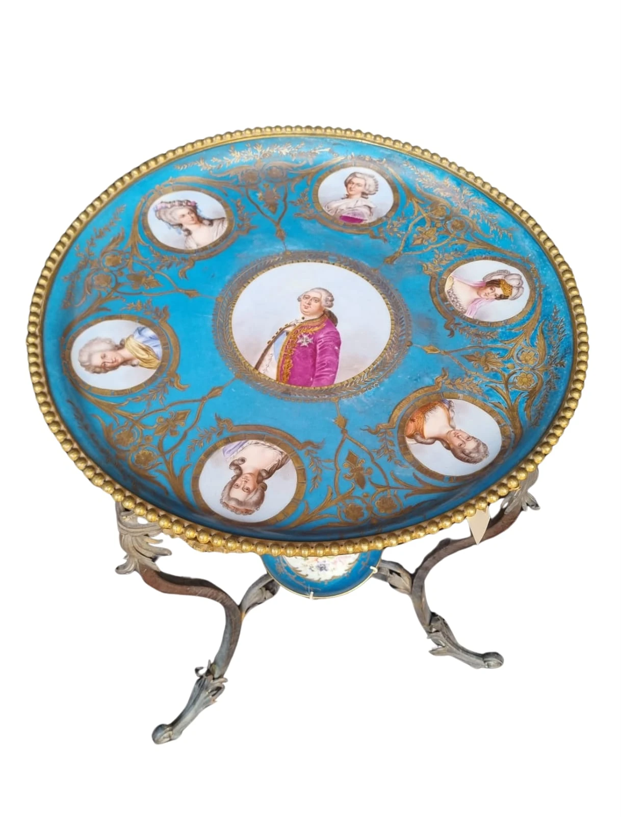 طاولة من البورسلين والبرونز المذهب على طراز لويس السادس عشر