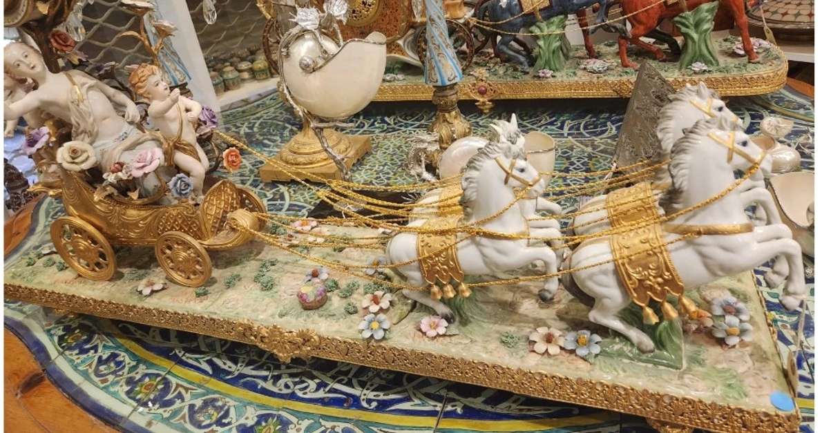 عربة بورسلين ضخمة