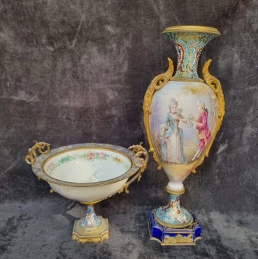 مجموعة من قطعتين من مزهرية بورسلين مُثبتة بطريقة سيفر على طراز سيفر و قطعة مركزية