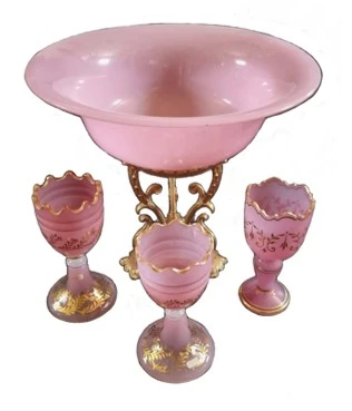 مجموعة من وعاء زجاجي وكؤوس من الأوبالين الوردي