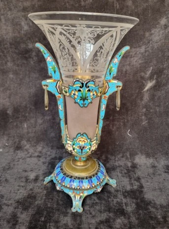 مزهرية كريستالية منقوشة ومزخرفة بزخارف نباتية