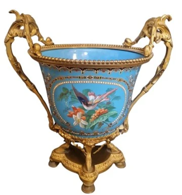 مزهرية معدنية مطلية بالمينا بنقش طيور ونحلة