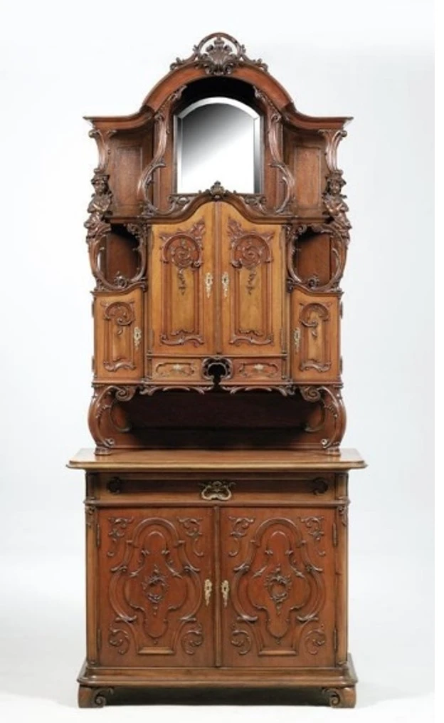 خزانة طويلة على طراز إحياء العصر