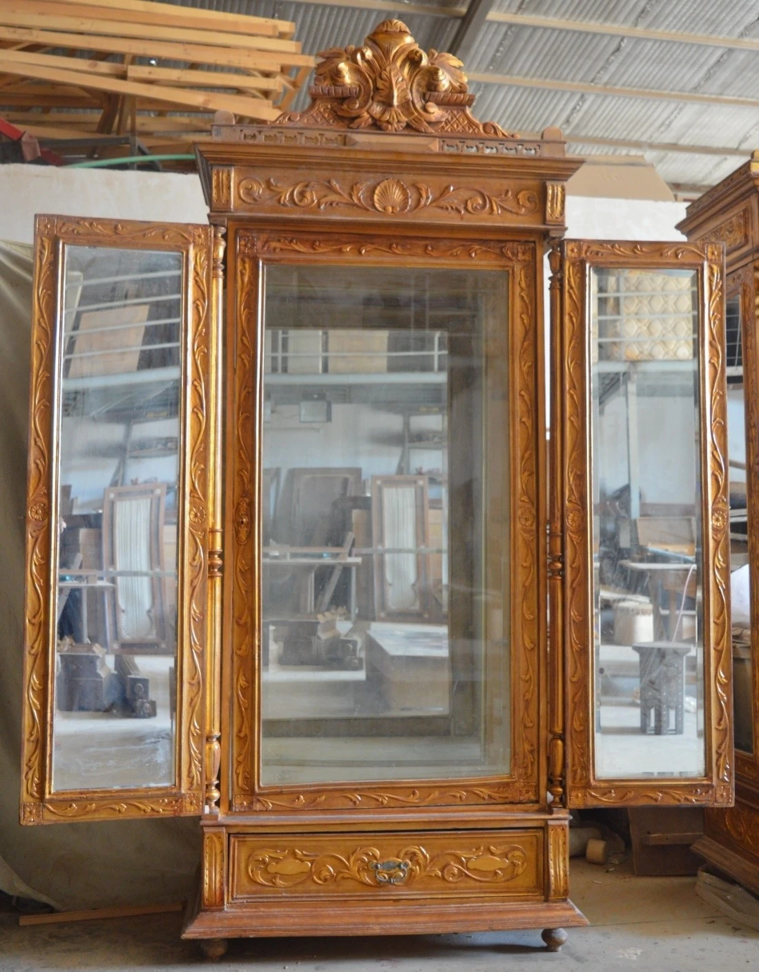 2 خزانة عرض خشبية مطلية بالذهب من طراز لويس الخامس عشر الفرنسي