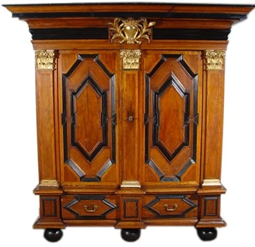 خزانة رائعة ذات رؤوس مذهبة وشعارات النبالة