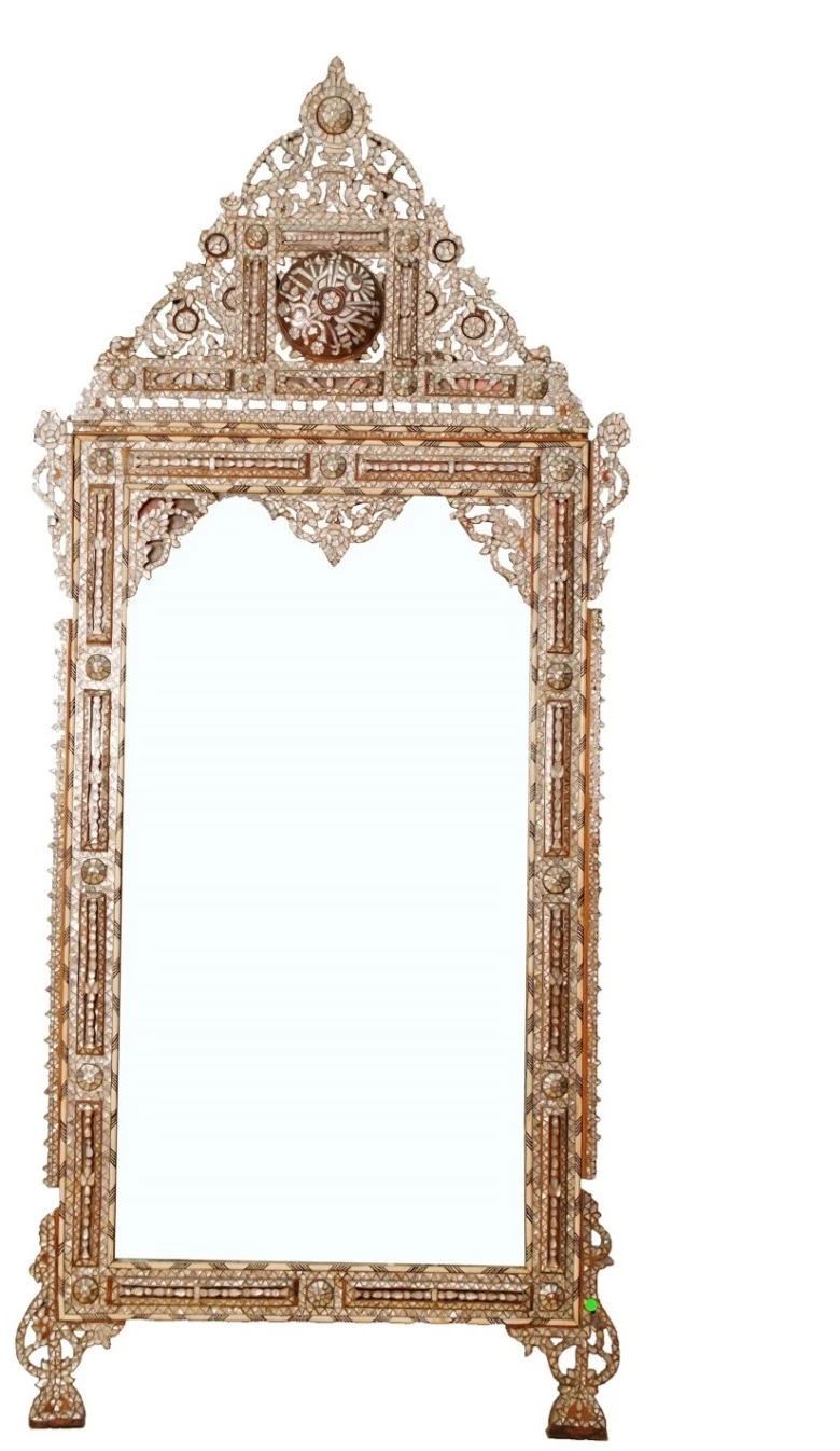 مرآة متوجة مصنوعة من شبكة دقيقة مع تطعيمات من عرق اللؤلؤ