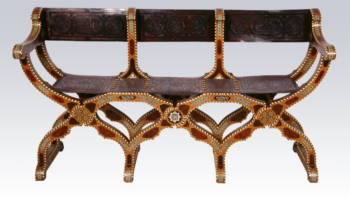 طقم أريكة وكرسيين