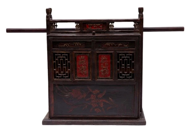 طلاء صيني عتيق باللونين الأحمر والأسود