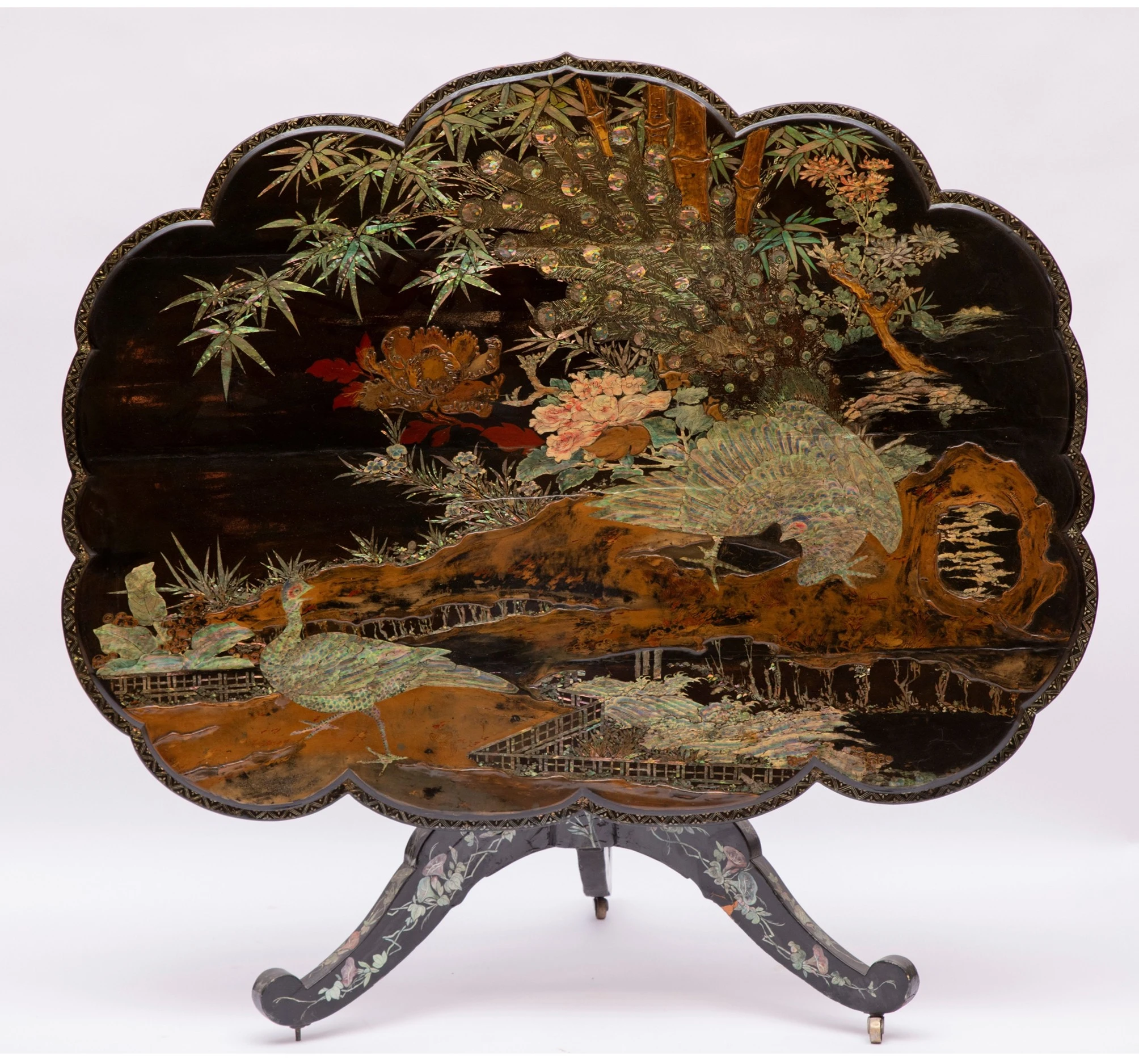 طاولة مطلية بالورنيش الياباني من القرن التاسع عشر