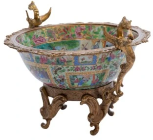 مجموعة من أوعية البورسلين الصينية ذات التركيب البرونزي