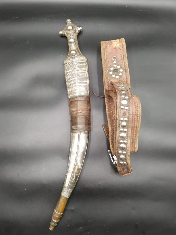 جمبية ​​عربية فضية اللون