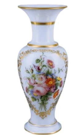 مزهرية أوبالين بيضاء مطلية بالذهب