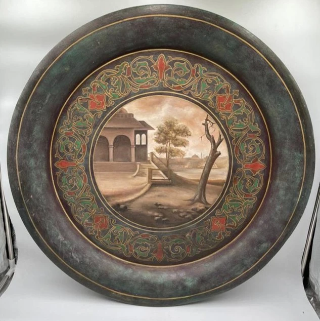 صينية معدنية كبيرة