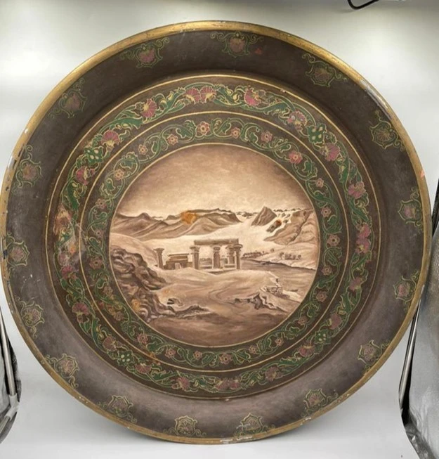 صينية معدنية كبيرة