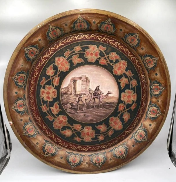 صينية معدنية كبيرة