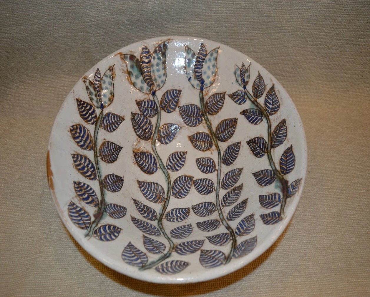 صحن سيراميك مصنوع يدويا