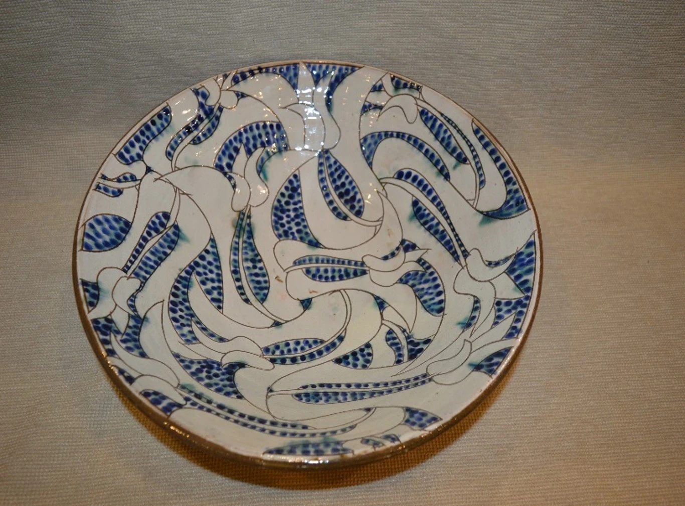 صحن سيراميك مصنوع يدويا