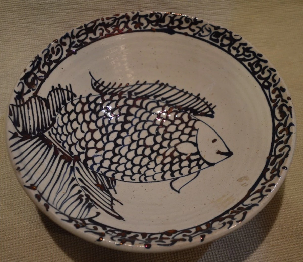 طبق سيراميك مصنوع يدويًا. مصر.