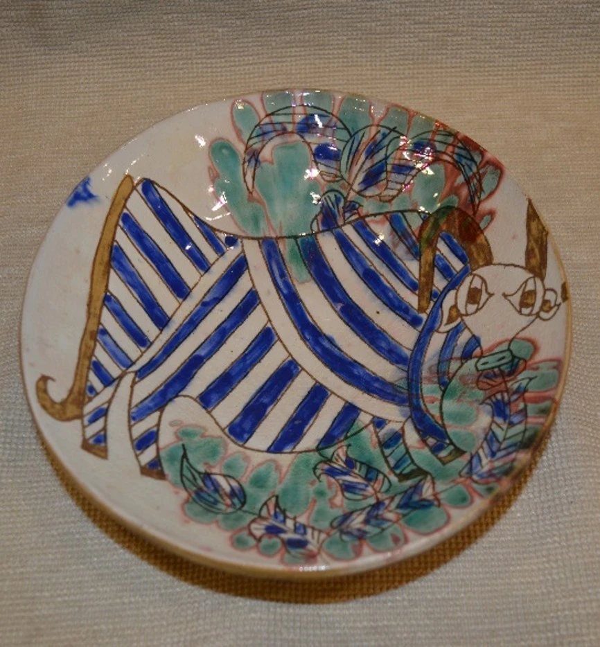 طبق سيراميك مصنوع يدويًا. مصر.