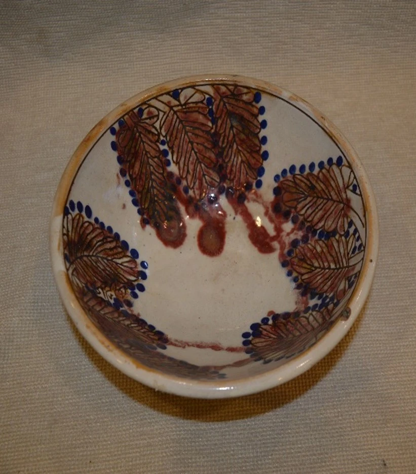 طبق سيراميك مصنوع يدويًا. مصر.