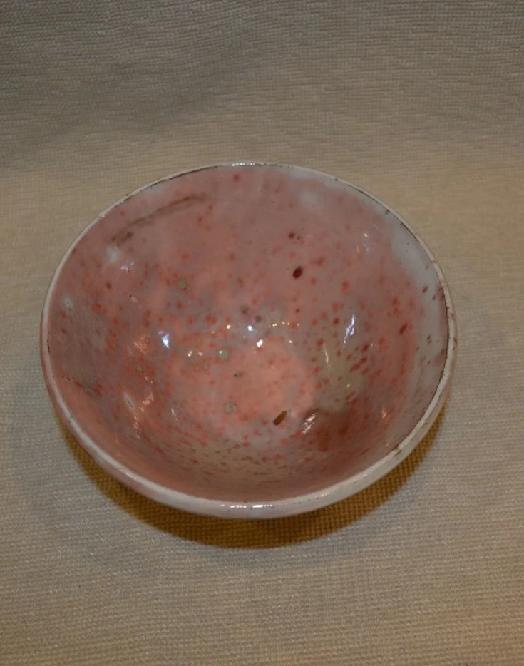 طبق سيراميك مصنوع يدويًا. مصر.