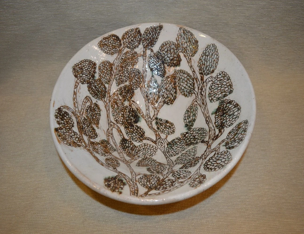 طبق سيراميك مصنوع يدويًا. مصر.