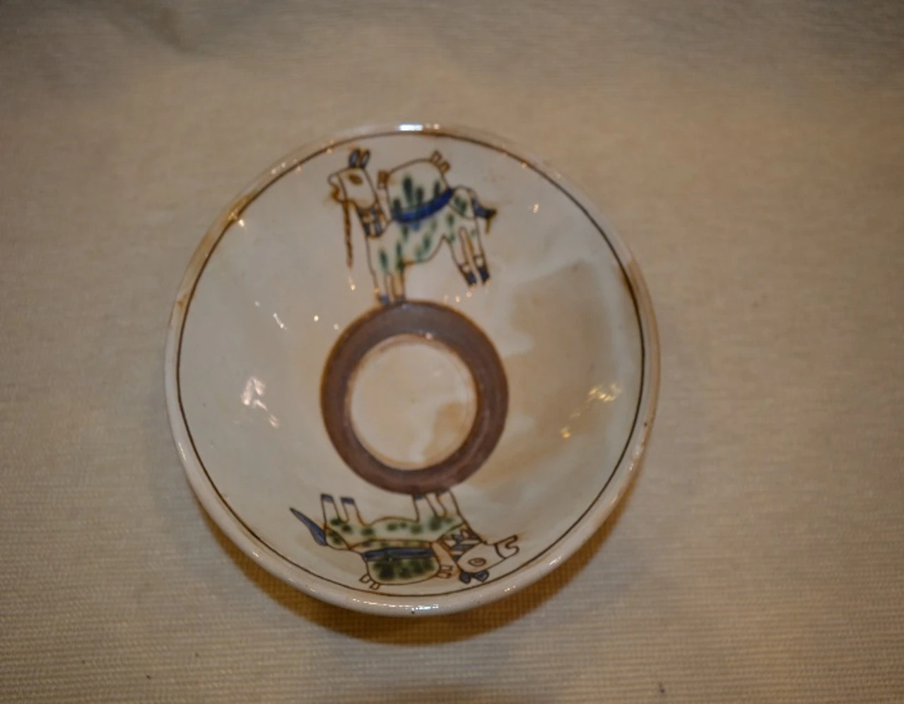 طبق سيراميك مصنوع يدويًا. مصر.