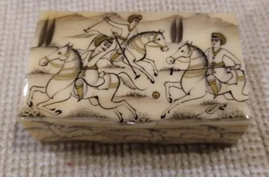 صندوق عظام الجمل الإيرانية المرسومة يدويًا