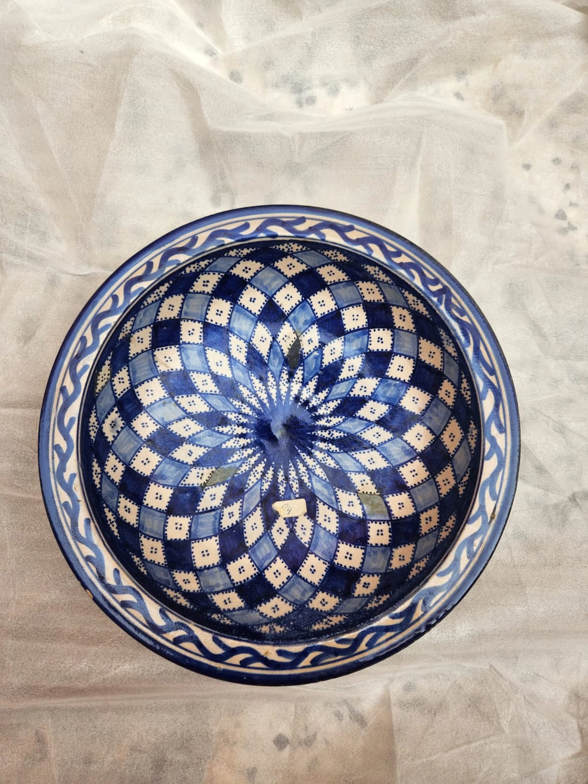 طبق كبير وعميق، مزين باللون الأزرق الداكن