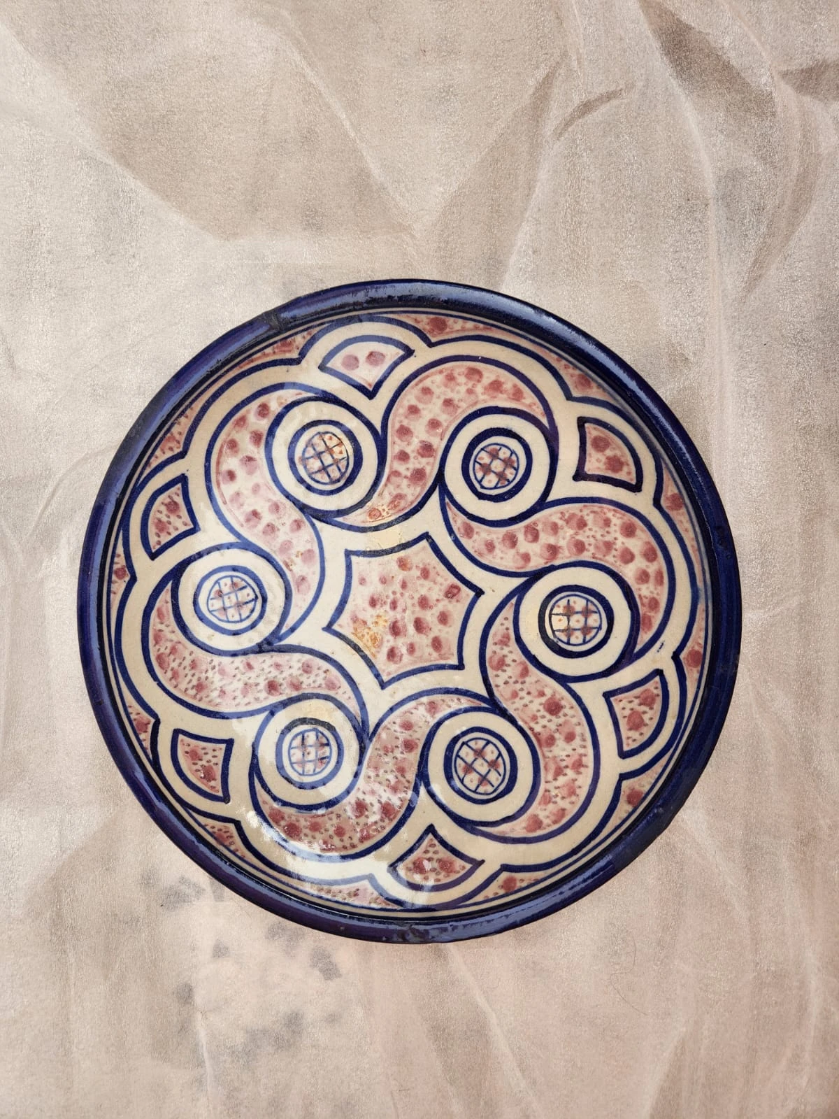 طبق كبير باللون الأزرق والأبيض والوردي