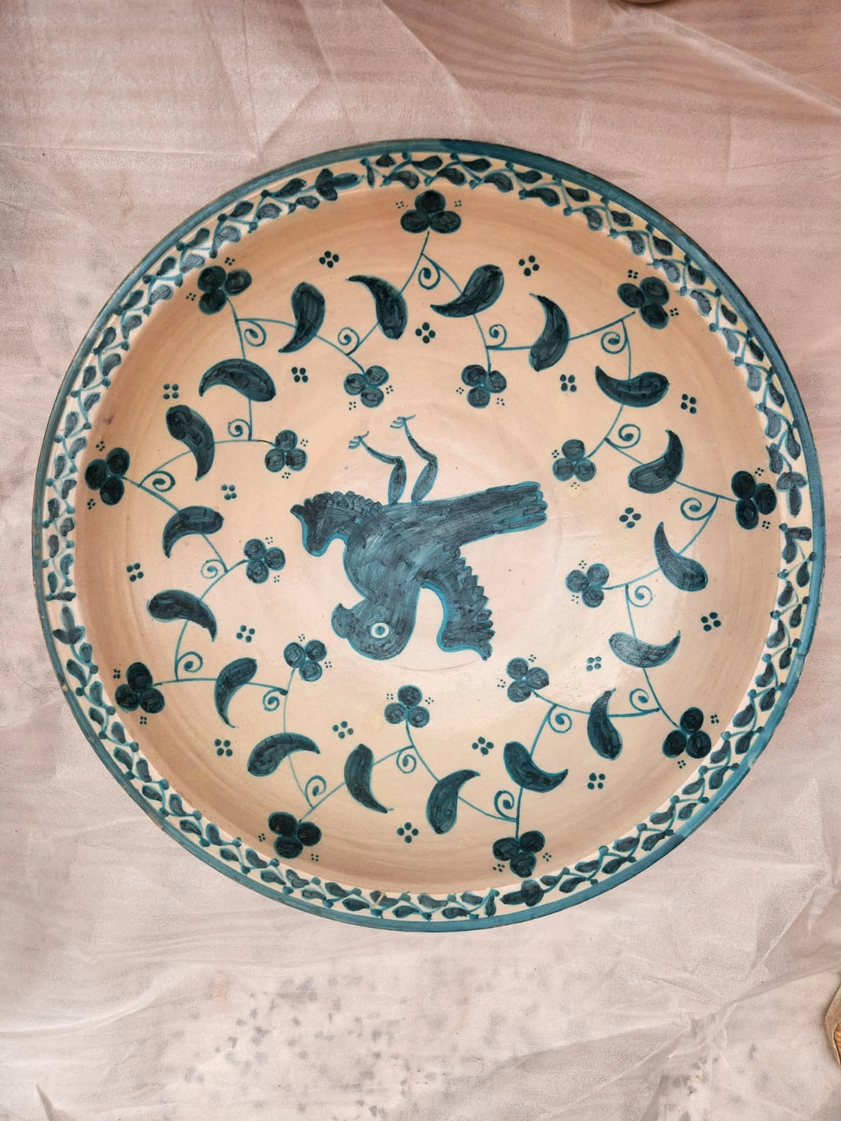 طبق خزفي أزرق وأبيض