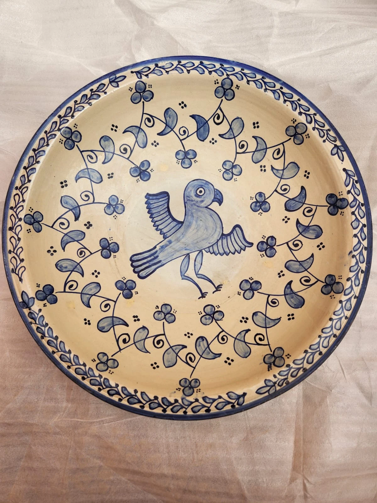 طبق خزفي أزرق وأبيض