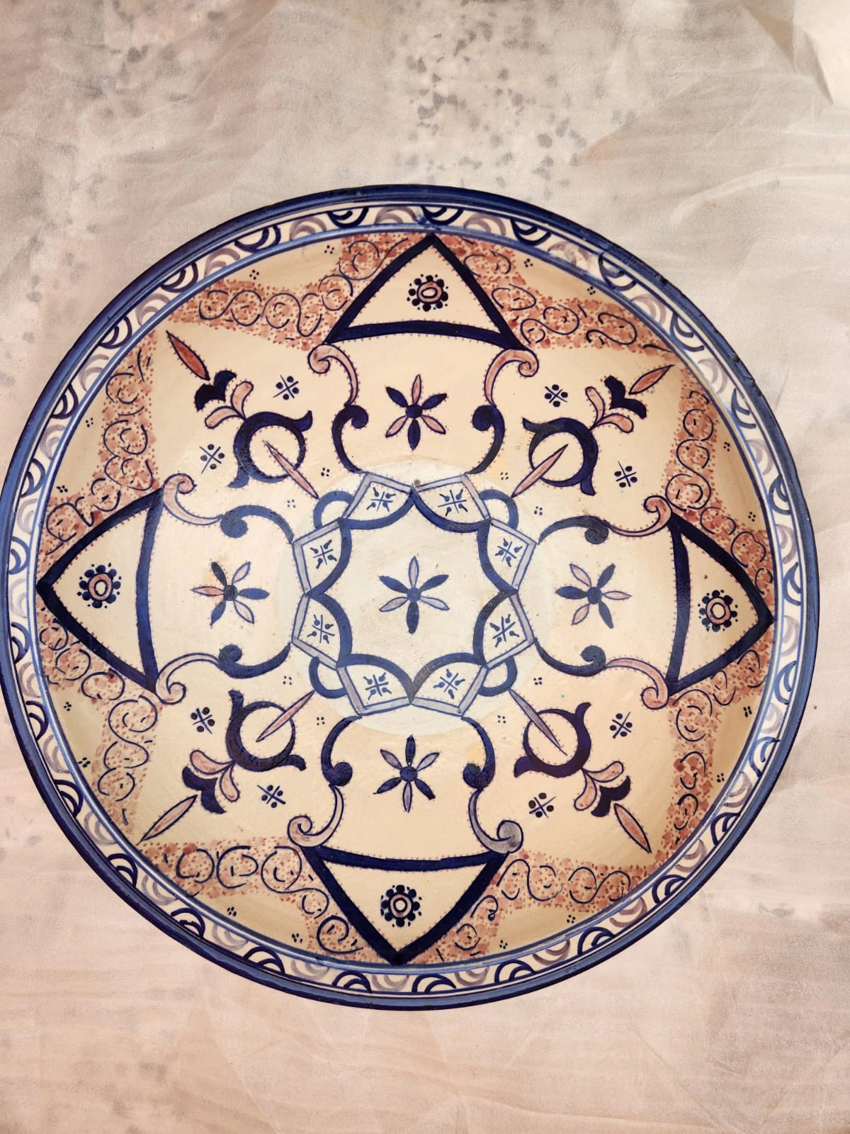 طبق كبير وردي وأزرق وأبيض