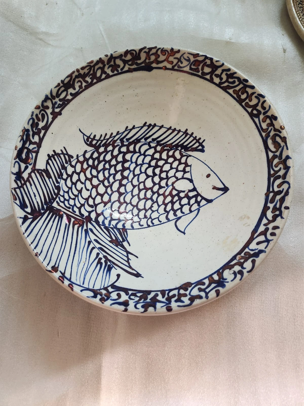 طبق خزفي أبيض وأزرق داكن