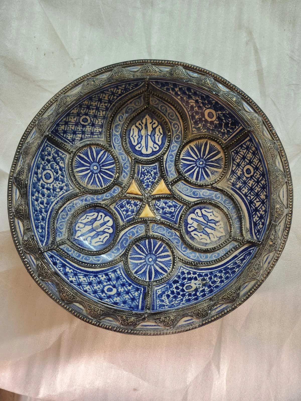 طبق خزفي كبير أبيض اللون