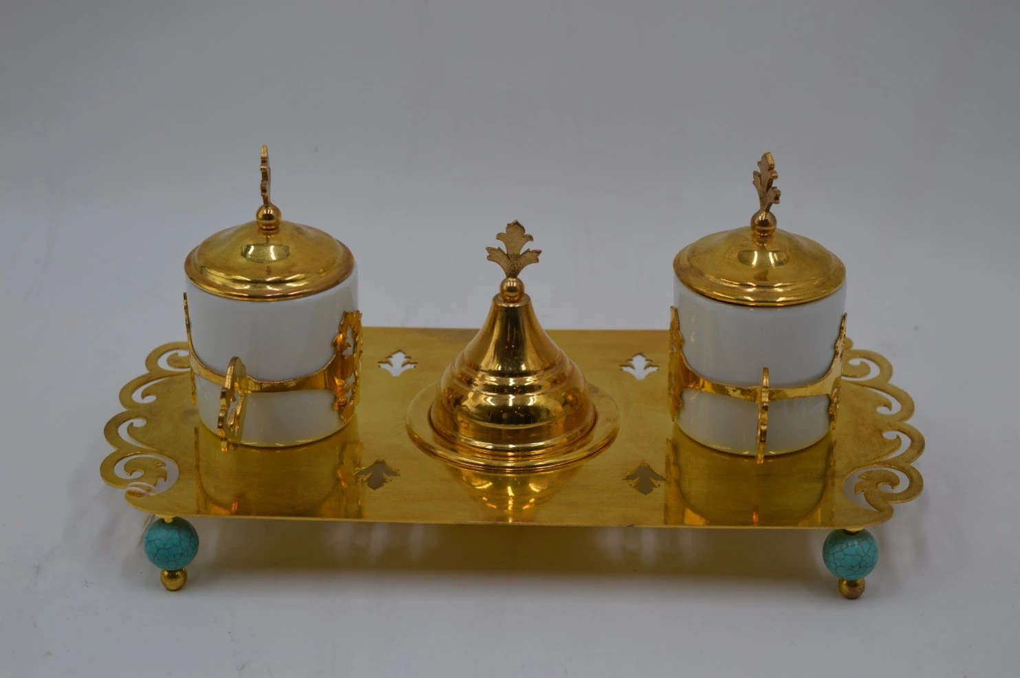 كوب قهوة ثنائي مطلي بالذهب مع طبق حلوى