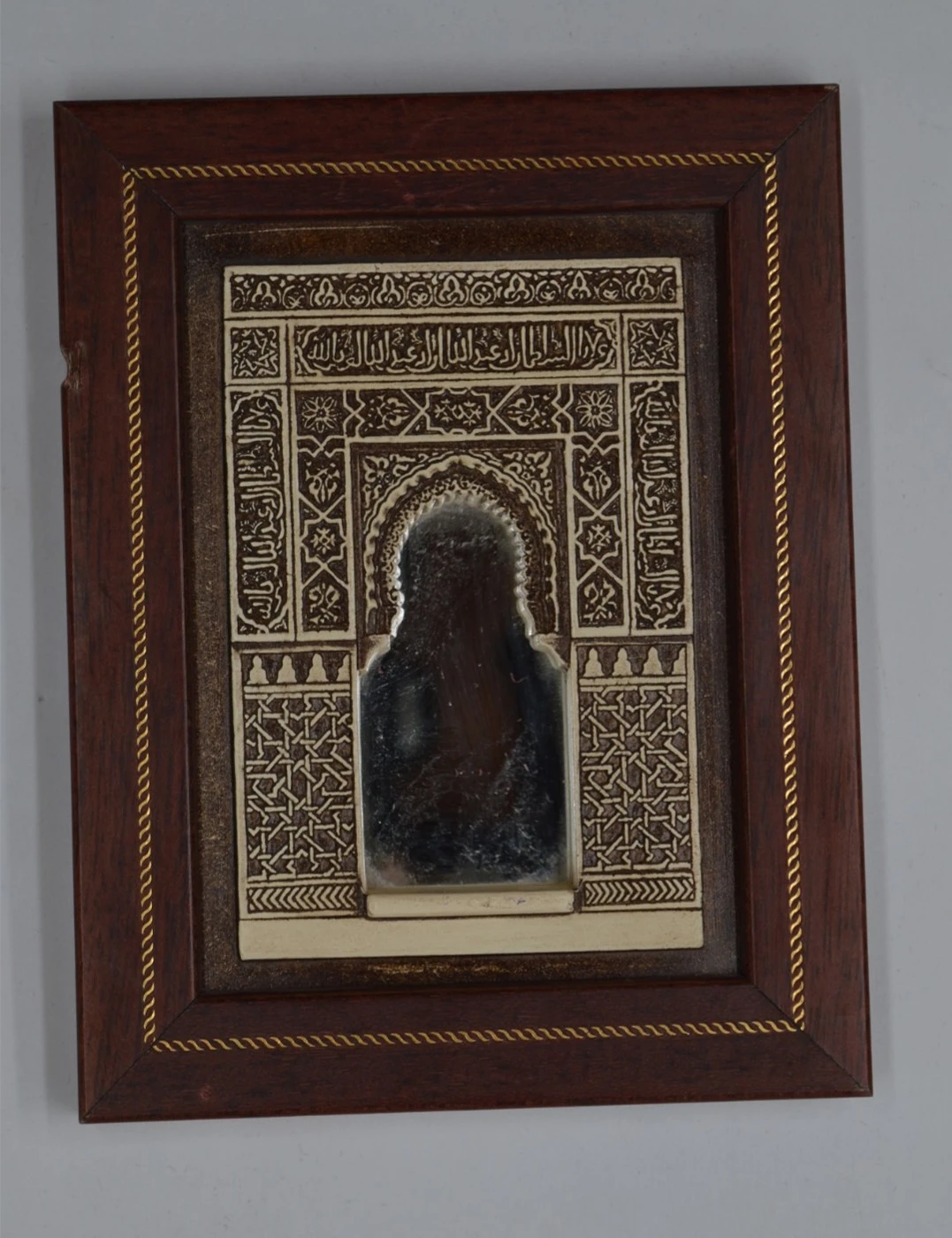إطار خشبي مزين بعقدة ذهبية