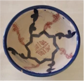 وعاء خزفي متعدد الألوان مزين بزخرفة نجمية مثمنة