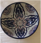 وعاء خزفي متعدد الألوان يتميز بتصميم زهري وهندسي