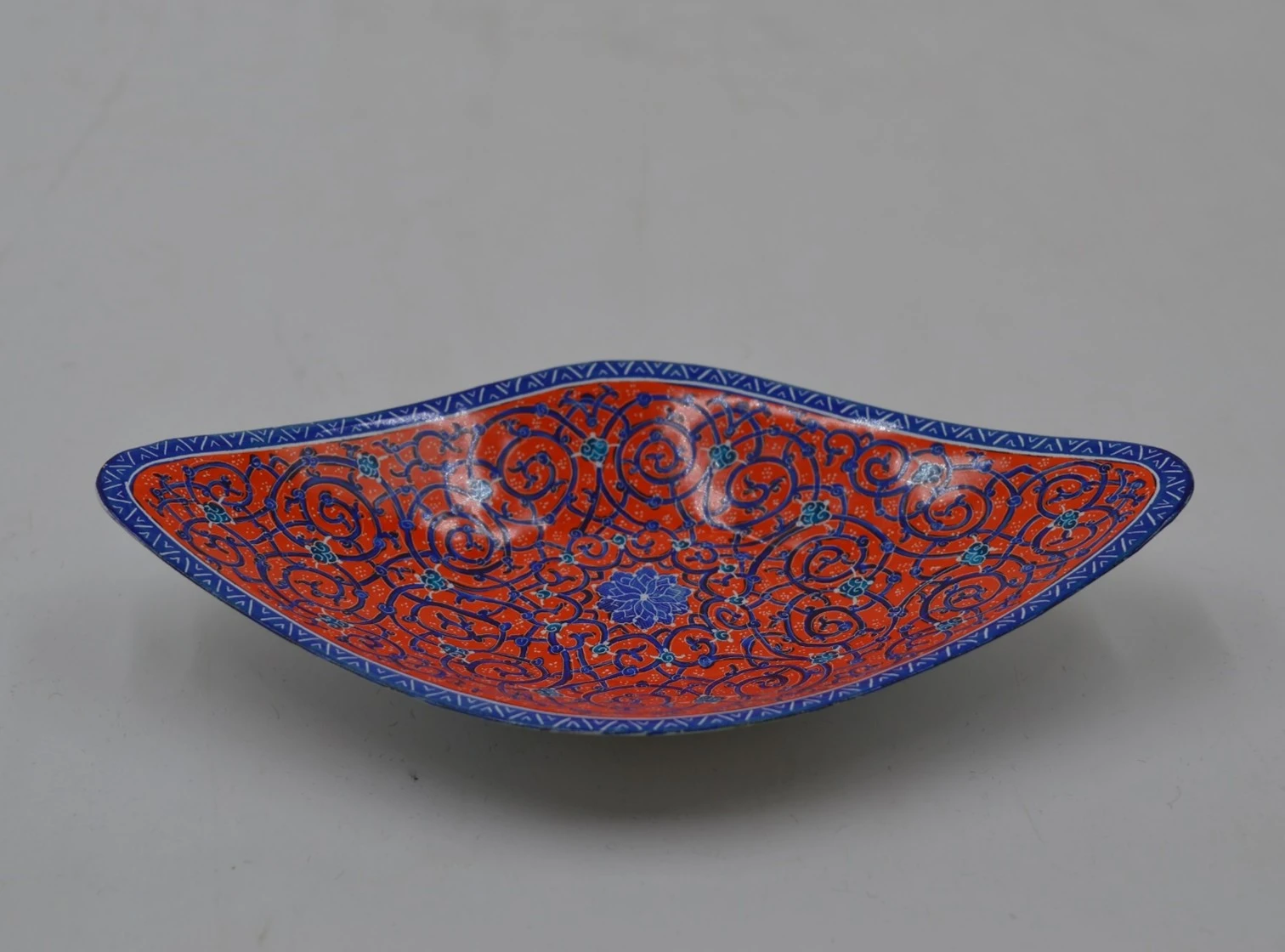 وعاء على شكل قارب بقاعدة