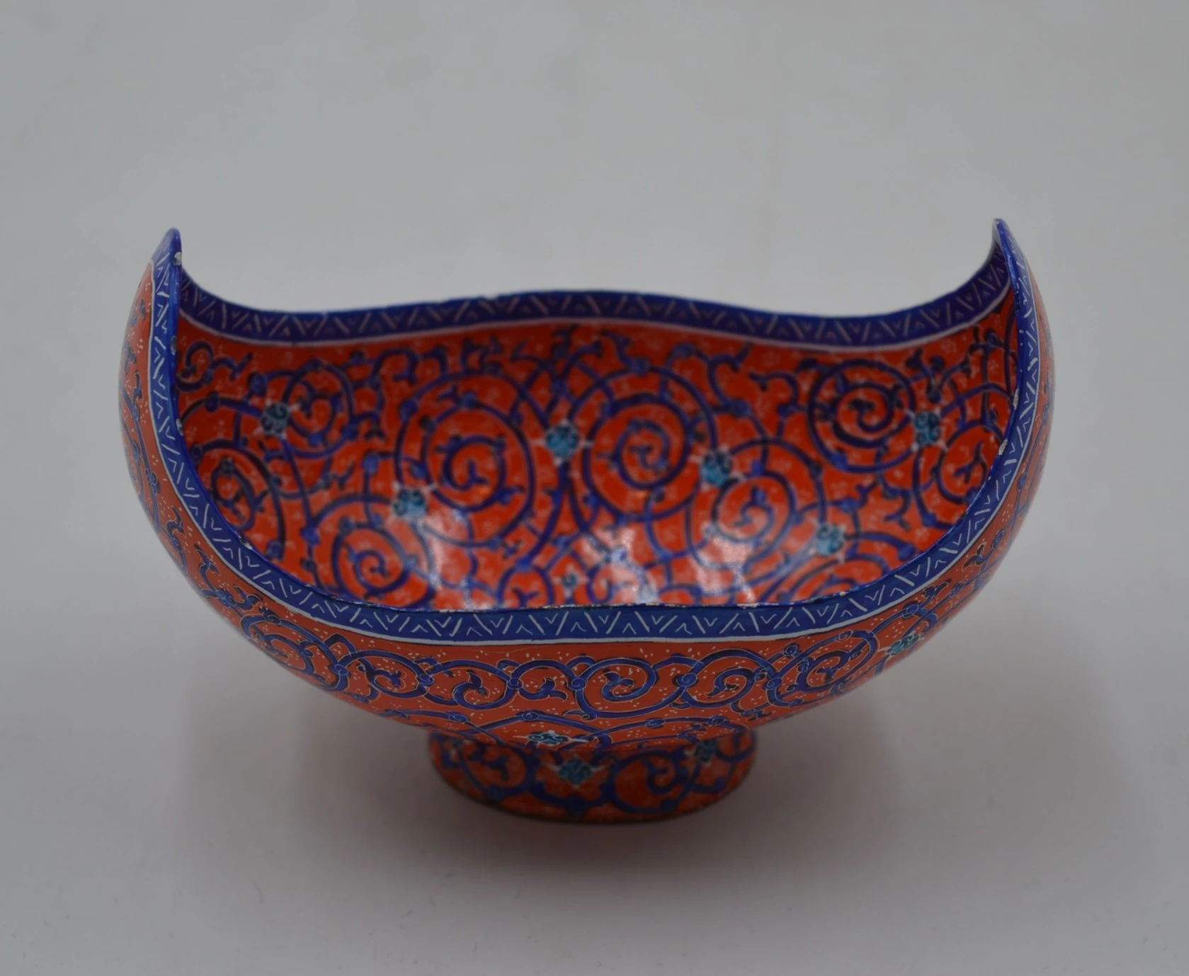 وعاء ذو ​​قاعدة وجوانب مقلوبة