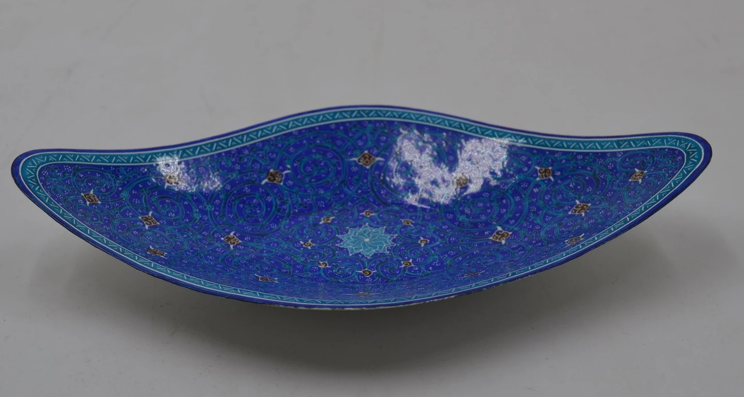 وعاء ذو ​​قاعدة على شكل قارب