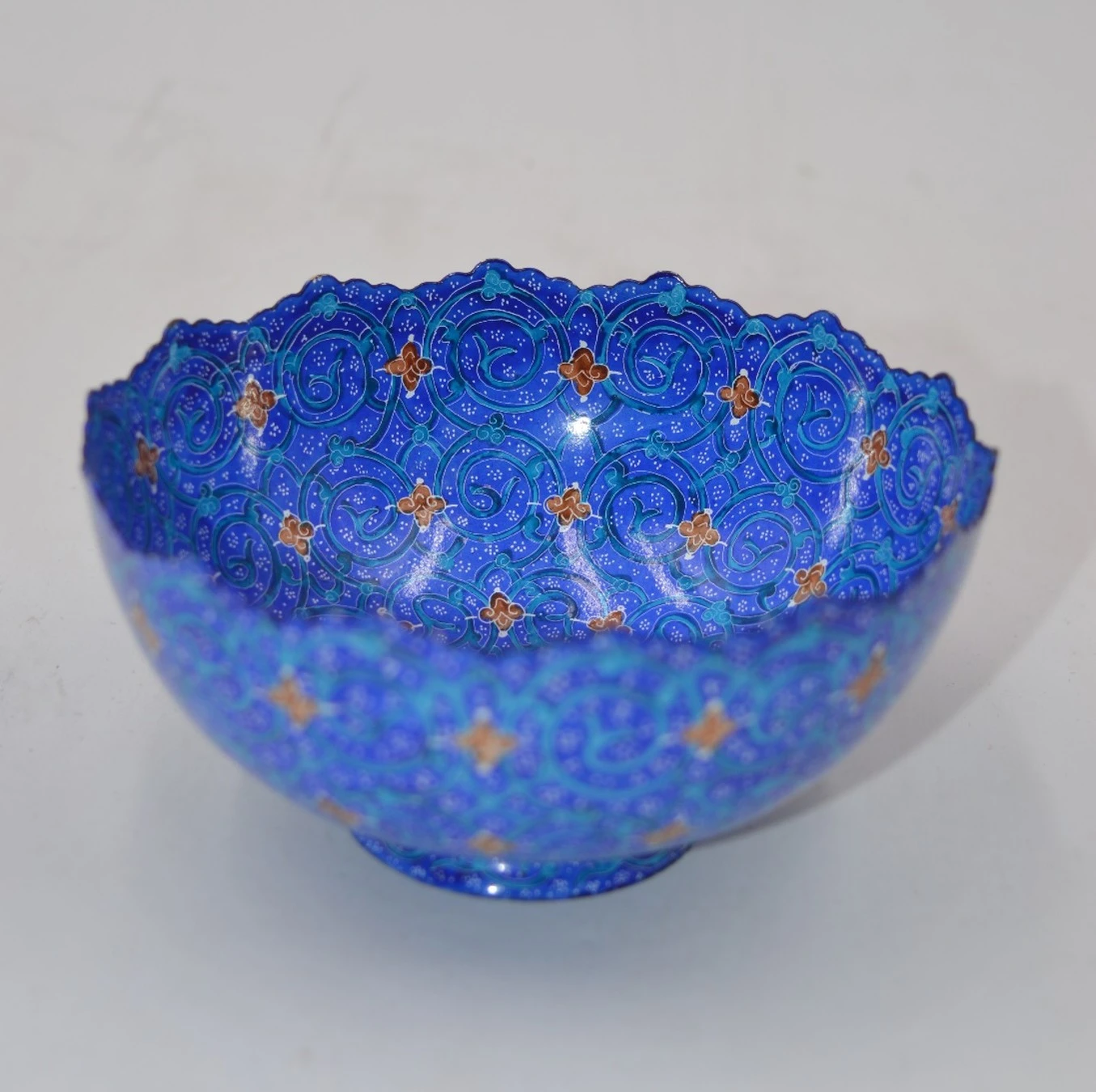 طبق ذو قاعدة وحواف صدفية