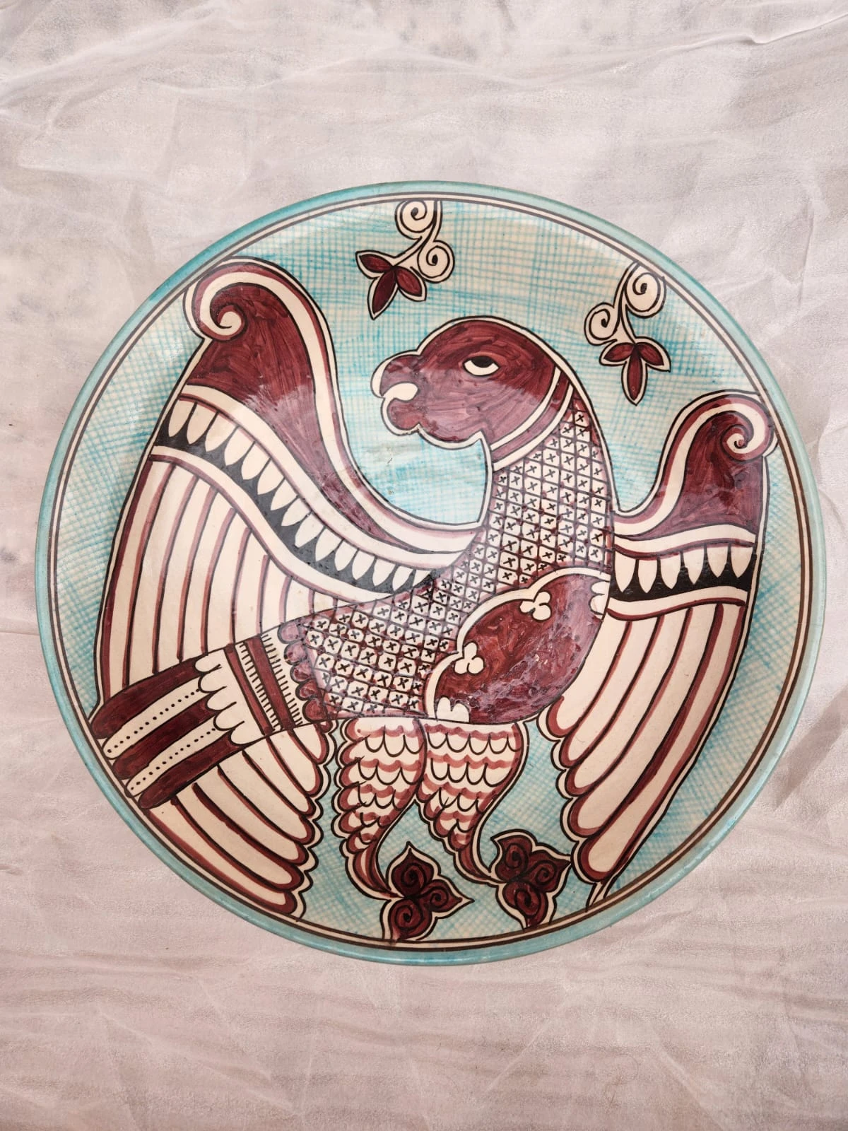 طبق خزفي متعدد الألوان