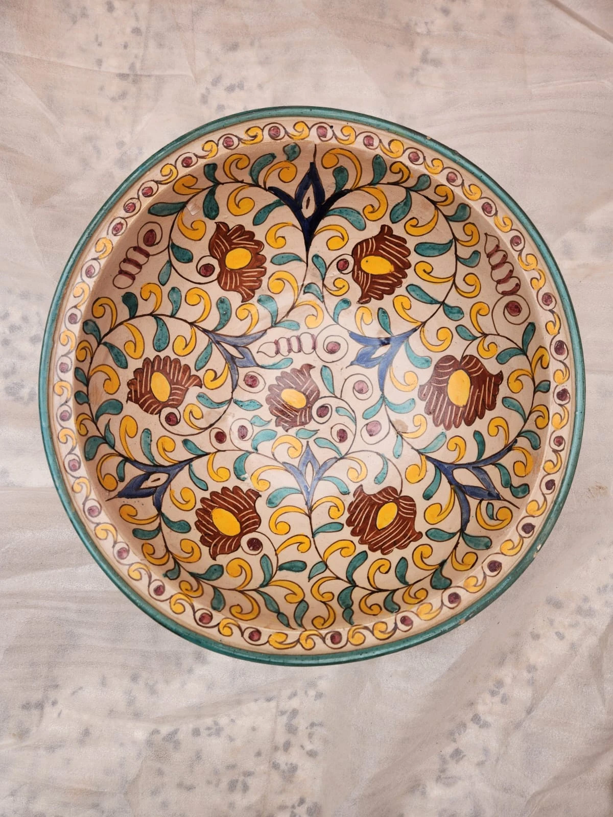 طبق خزفي متعدد الألوان