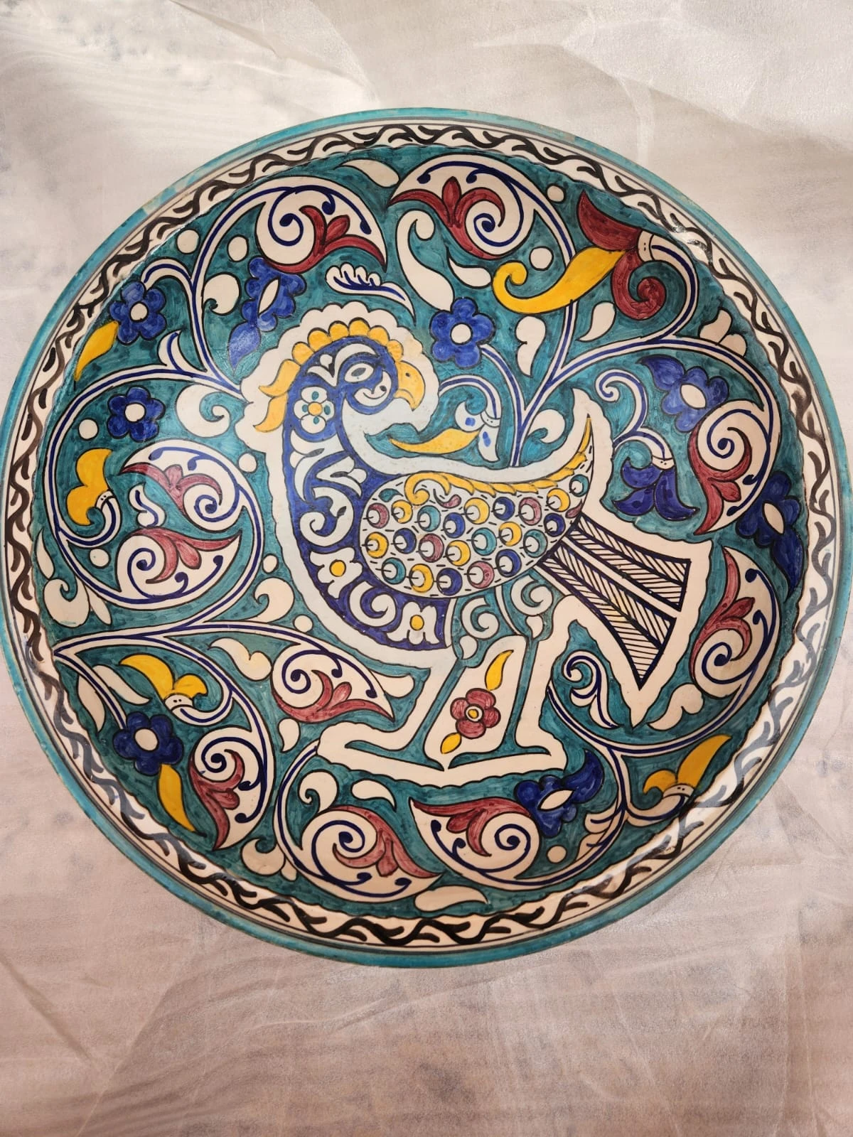 طبق خزفي متعدد الألوان