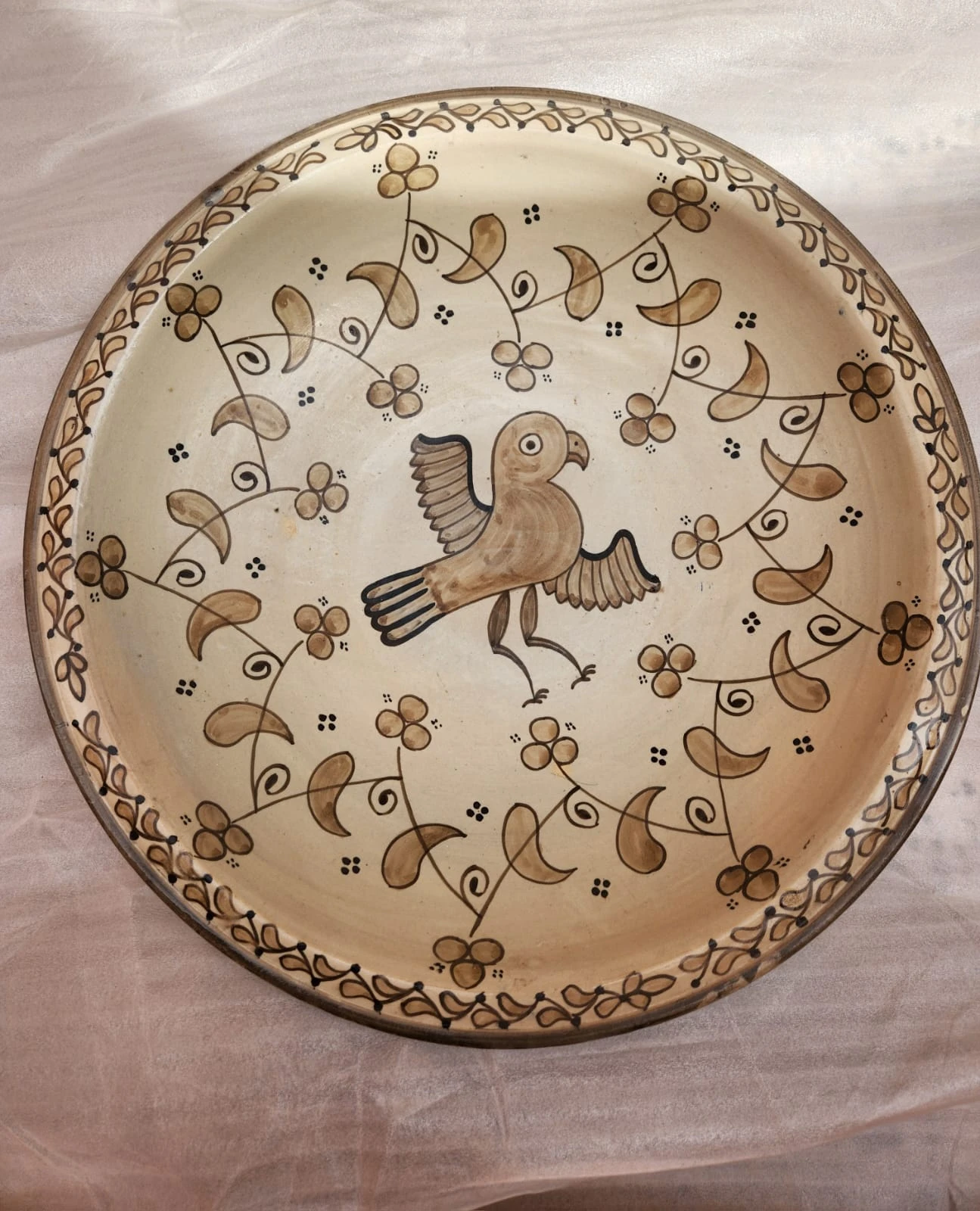 طبق خزفي بيج ونحاسي