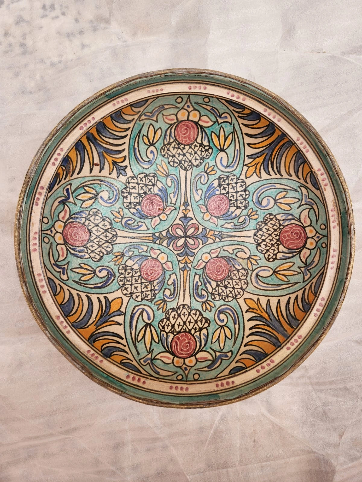 طبق خزفي كبير متعدد الألوان