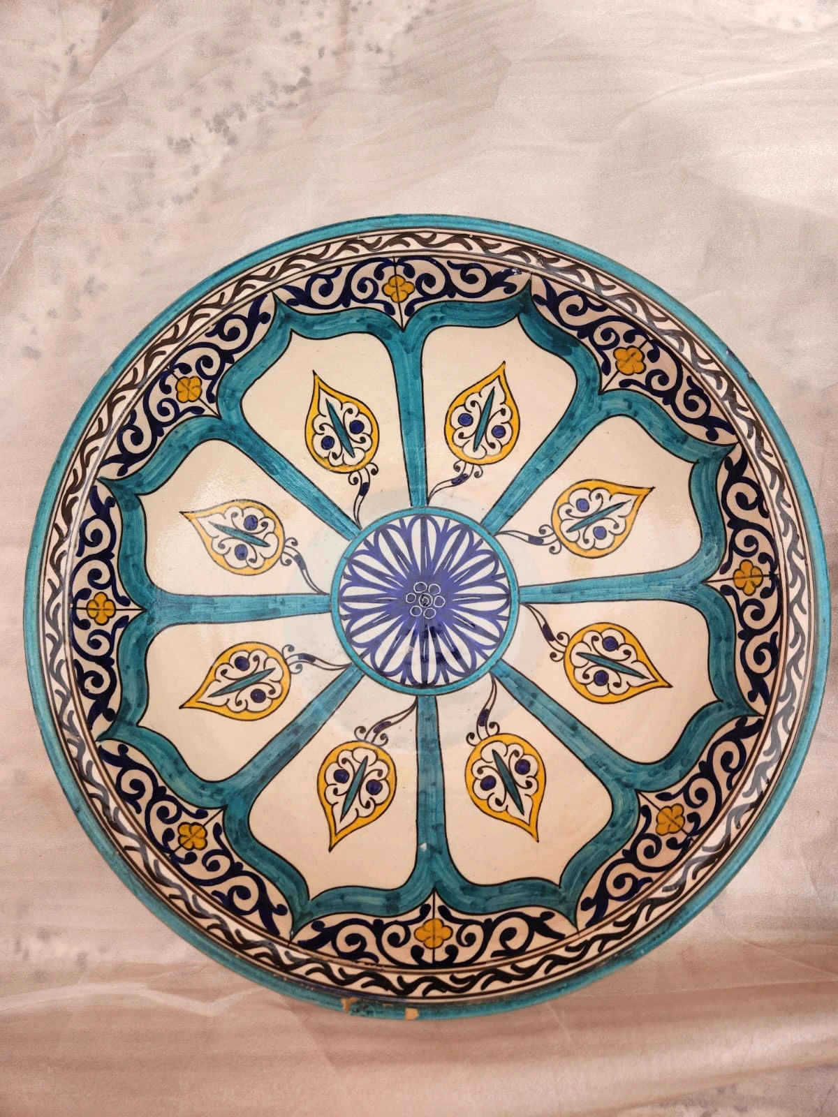 طبق خزفي كبير متعدد الألوان